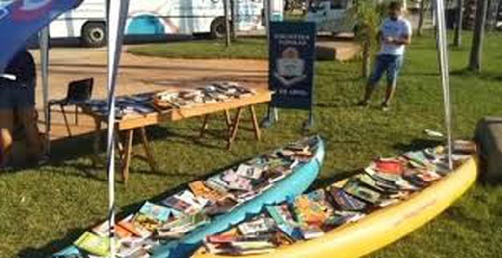 La Biblioteca 2 de Abril llega con sus libros almacenados en piraguas a la playa de El Brete. (Noticias)