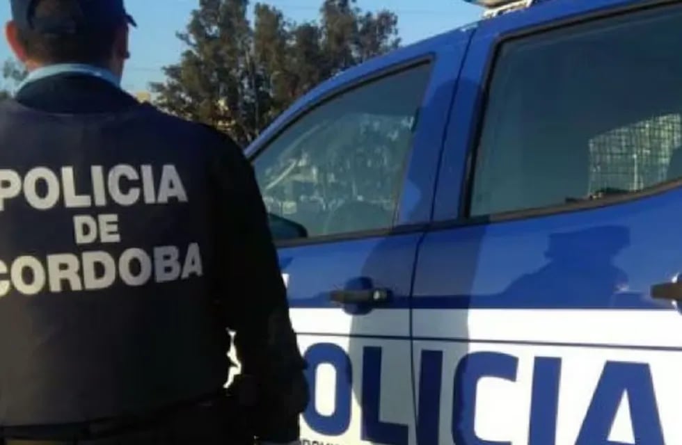 Un móvil de la Policía de Córdoba asistió al joven tras el forcejeo, y lo llevó a su casa (La Voz imagen ilustrativa).
