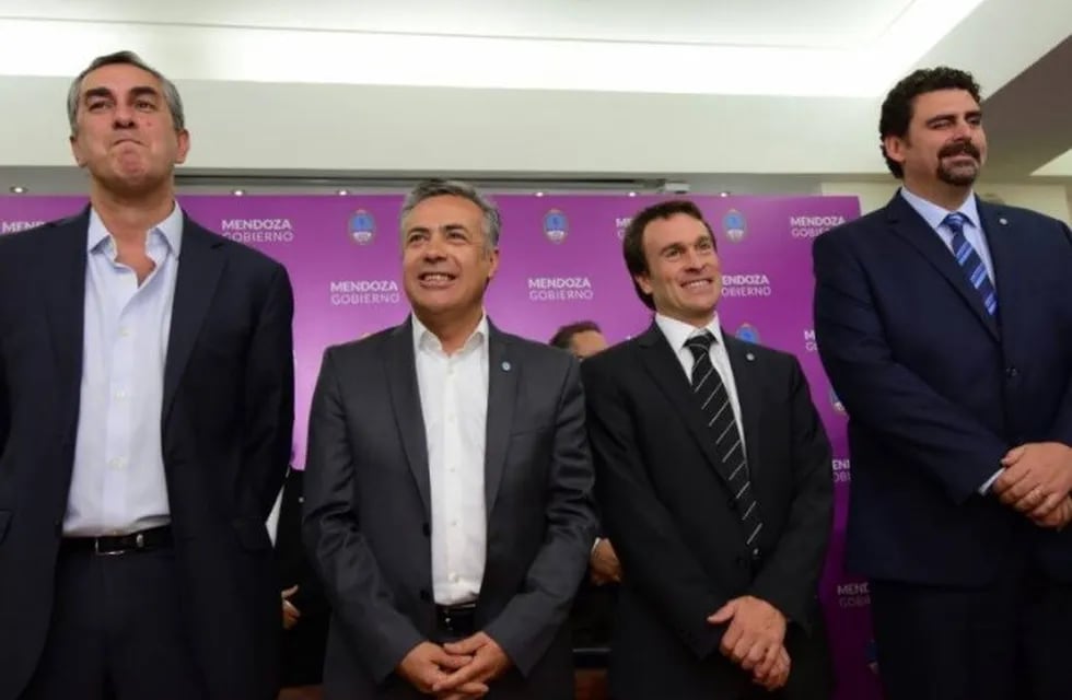 Enrique Vaquiu00e9, futuro vicepresidente del Banco Nación; el gobernador, Alfredo Cornejo; y los ministros Lisandro Nieri (Hacienda) y Martín Kerchner (Economía).