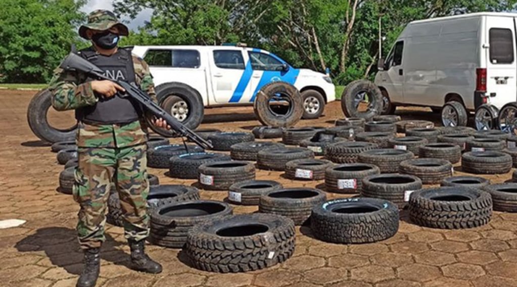 Secuestran contrabando de neumáticos en Puerto Iguazú.