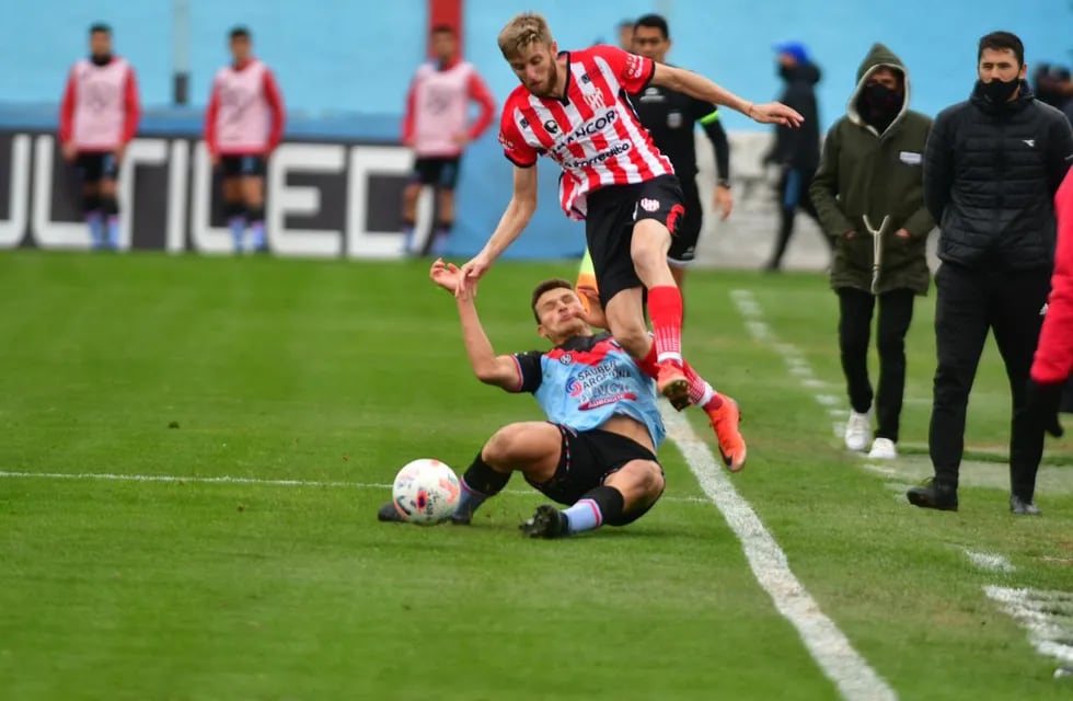 "El Polaco" Mazur lucha por la pelota en el partido ante Brown de Adrogué. (Foto: Federico López Claro)