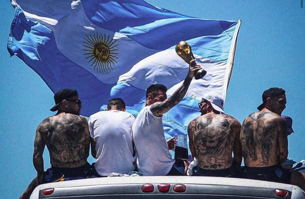El seleccionado argentino no pudo llegar al Obelisco por la cantidad de gente que se volcó a las calles. Foto: La Voz.