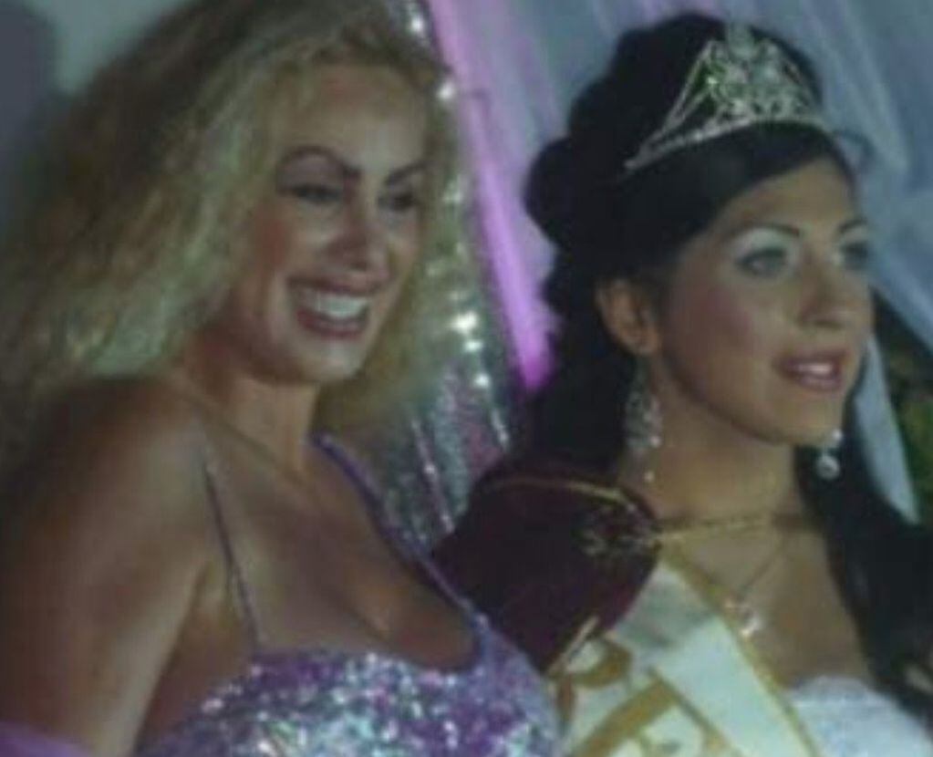Giuliana Díaz, la mujer trans junto a aBeatriz Raquel Salomón , actriz y vedette argentina en la coronación de la Reina del Sol Gay, quien para ese entonces, Díaz, ya tenía antecedentes.