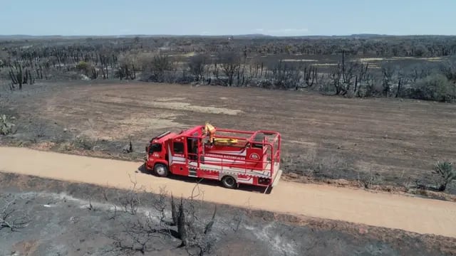 Bomberos en incendios del norte de Córdoba.