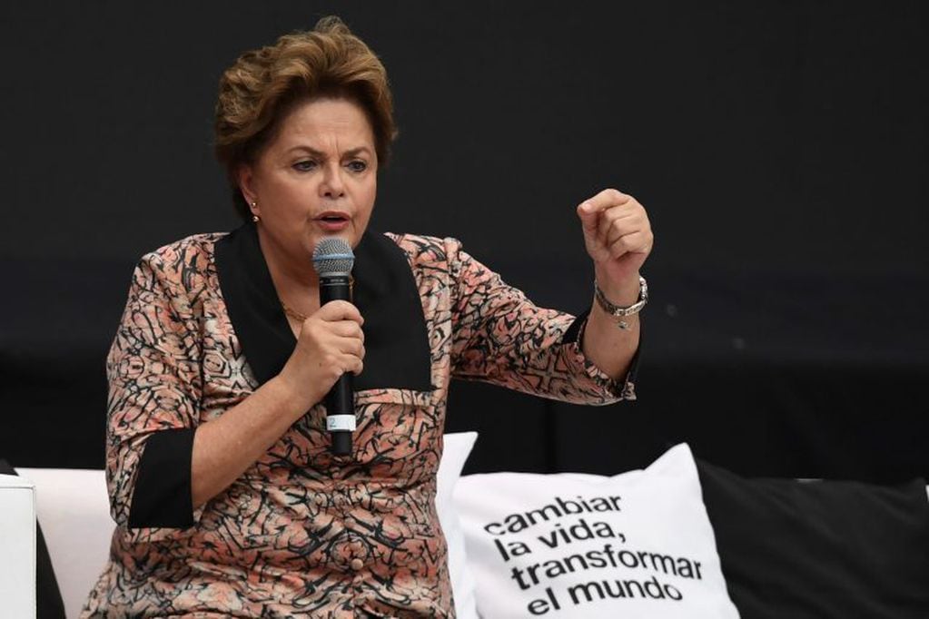 La destituida presidenta de Brasil Dilma Rousseff saluda durante su participación en el Primer Congreso Mundial de Pensamiento Crítico organizado por el Consejo Latinoamericano de Ciencias Sociales (CLACSO) (AFP)