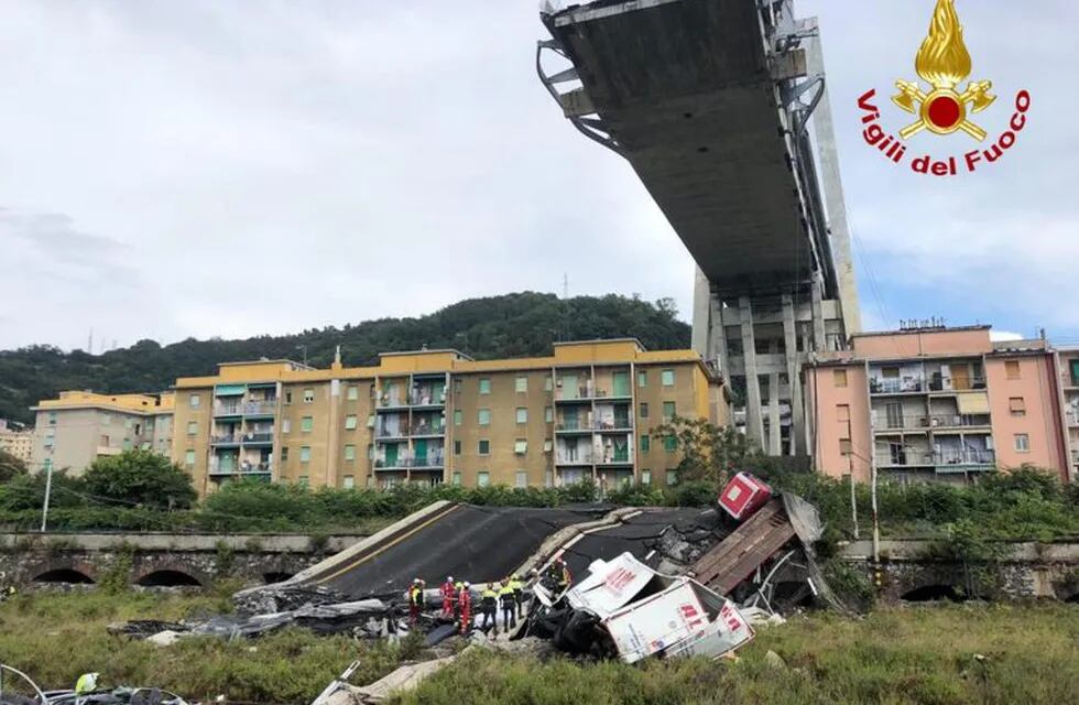Vista de la sección del viaducto Morandi que se desplomó en Génova (Italia) hoy, 14 de agosto de 2018. EFE/ Luca Zennaro