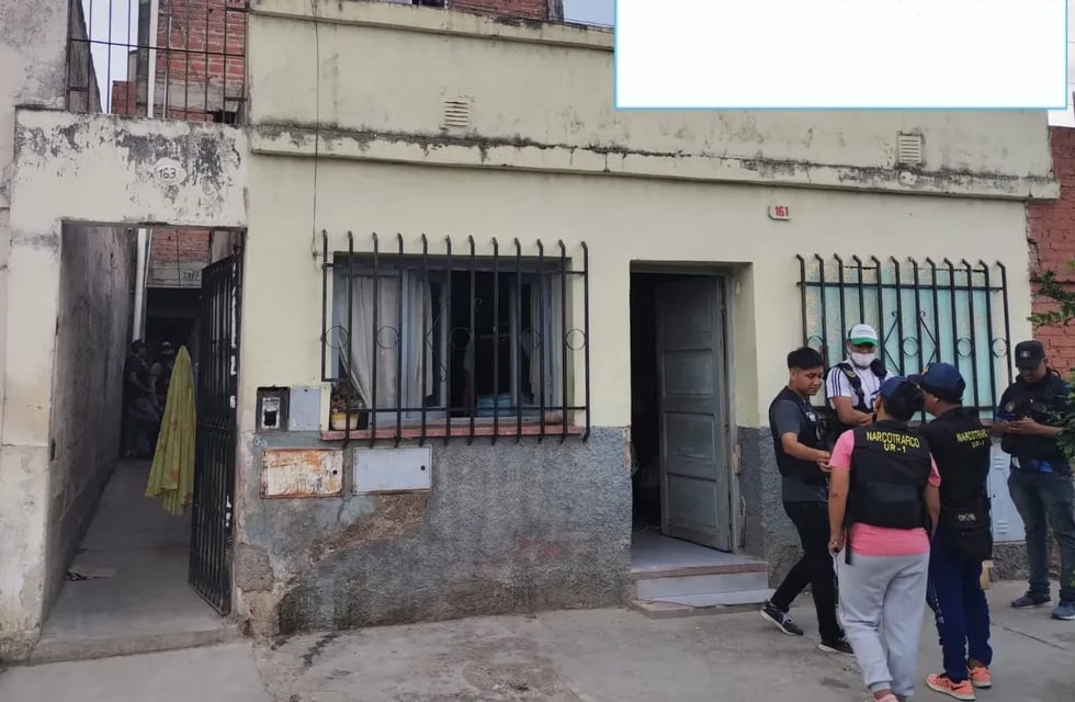 En la vivienda de la calle México fueron aprehendidos tres sujetos que estarían vinculados al negocio del "narcomenudeo" en Jujuy.