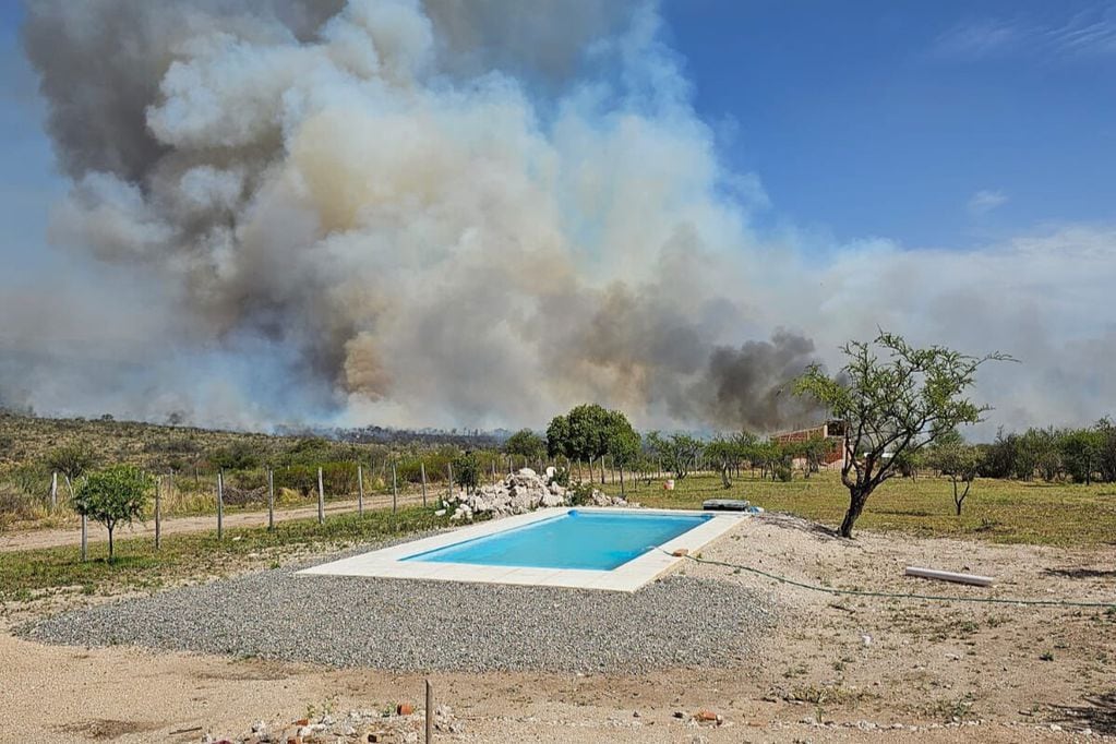 El incendio en la zona de San Lorenzo tiene riesgo de interfase. (Gentileza)