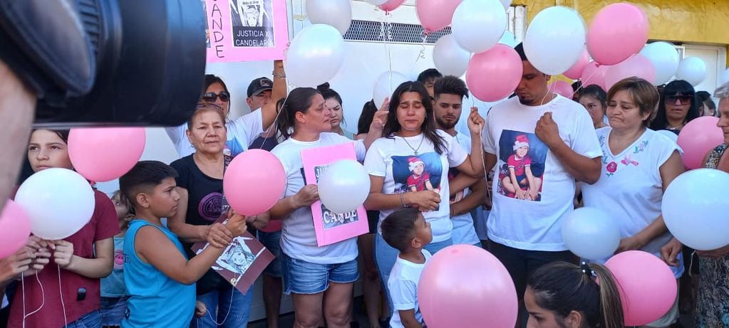 Al grito de justicia, se realizó una suelta de globos en honor a Candelaria, la nena alcanzada por una bala perdida en Rosario.