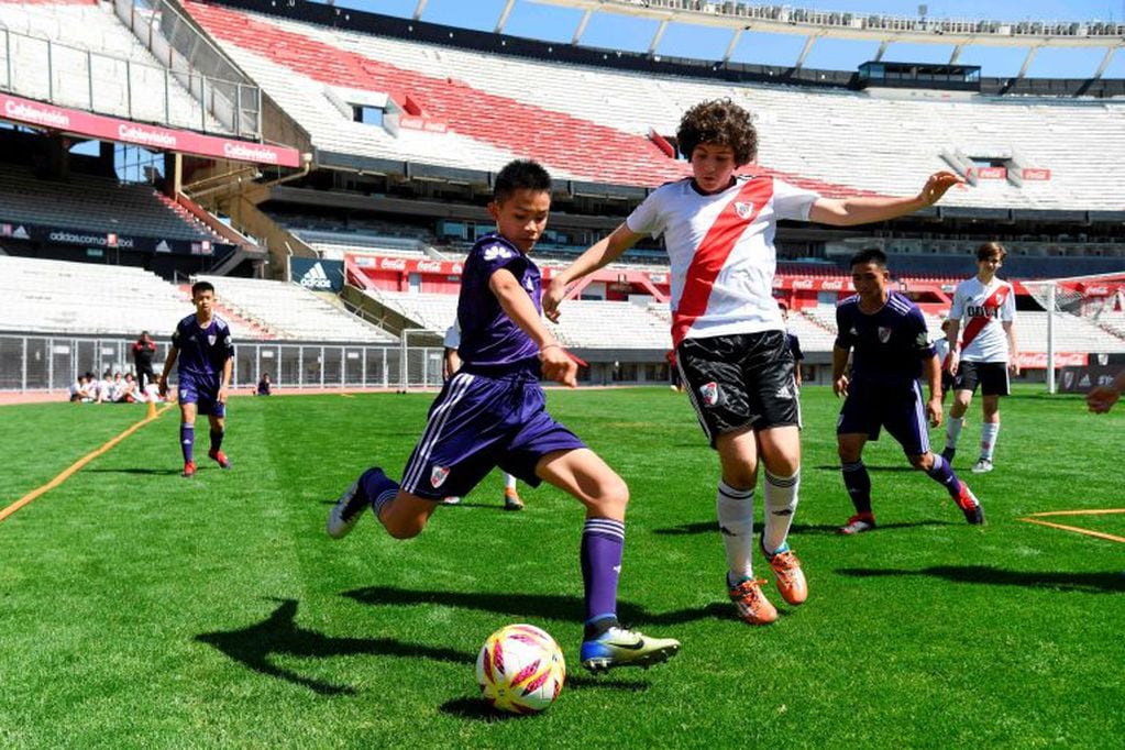 Niños hinchas jugando un partido amistoso (AFP)