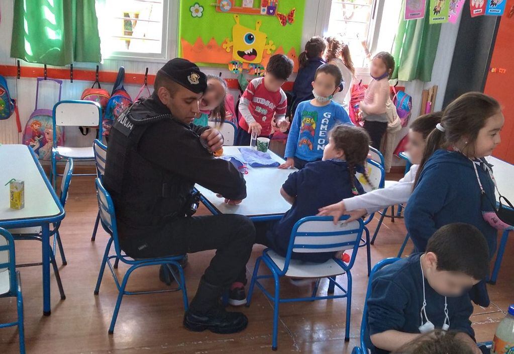 Los efectivos de la UMAR compartieron un desayuno con los chicos del jardín de Infantes de Las Heras. Gentileza