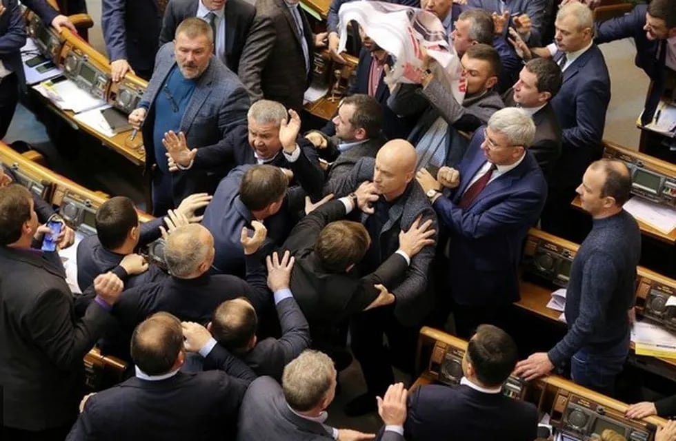 Congresistas de Ucrania a las trompadas