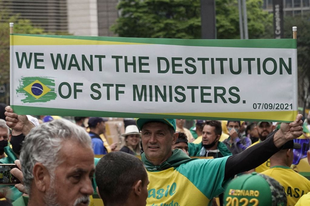 Manifestantes apoyando con pancartas al presidente Jair Bolsonaro en el día de la independencia de Brasil.