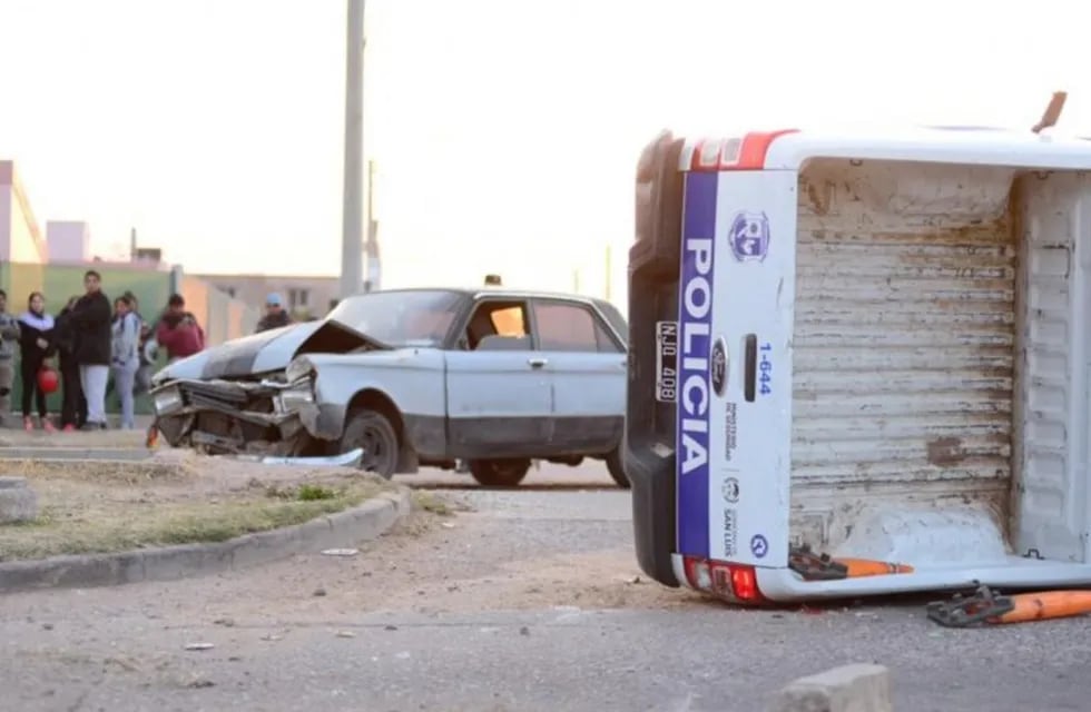 Impresionante accidente entre un Ford Falcon y una camioneta de la Policia de San Luis. Foto; Gentileza.