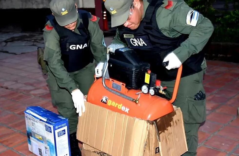 Un compresor de aire tenía ocultos 18 kilos de marihuana y fue despachado como encomienda.