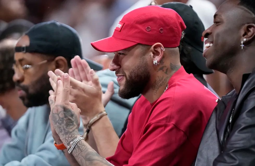 Neymar observa el cuarto partido de las Finales de la NBA entre el Heat de Miami y los Nuggets de Denver, el viernes 9 de junio de 2023. (AP Foto/Wilfredo Lee)