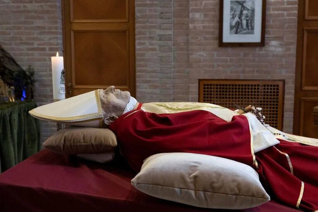 El cuerpo del ex Papa Benedicto se muestra en el Vaticano, 1 de enero de 2023 (Reuters).