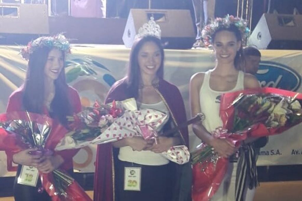 Rocía Juri fue coronada como reina de la Expojuy 2018. La acompañan sus princesas Tamara Navarro y Camila Tesore.