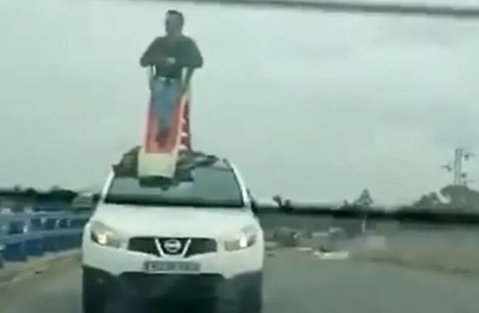 Hombre en tobogán sobre un auto  (Foto/Web)
