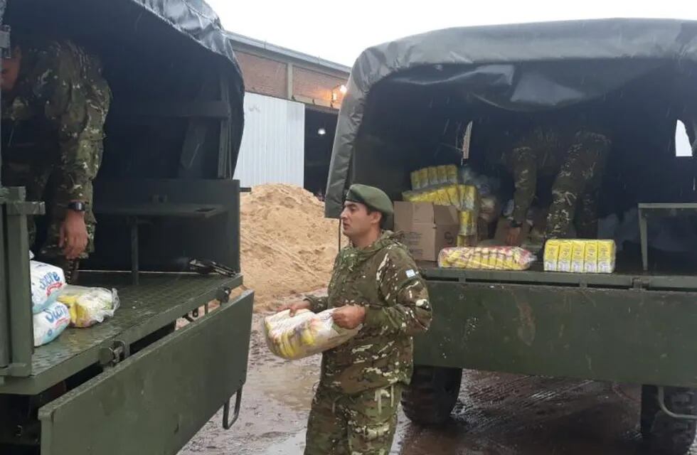 El Ejército colabora en Chaco enviando suministros a la población civil.