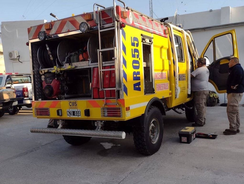 Los bomberos de Santa Fe cuentan con un camión preparado especialmente para operativos contra incendios.