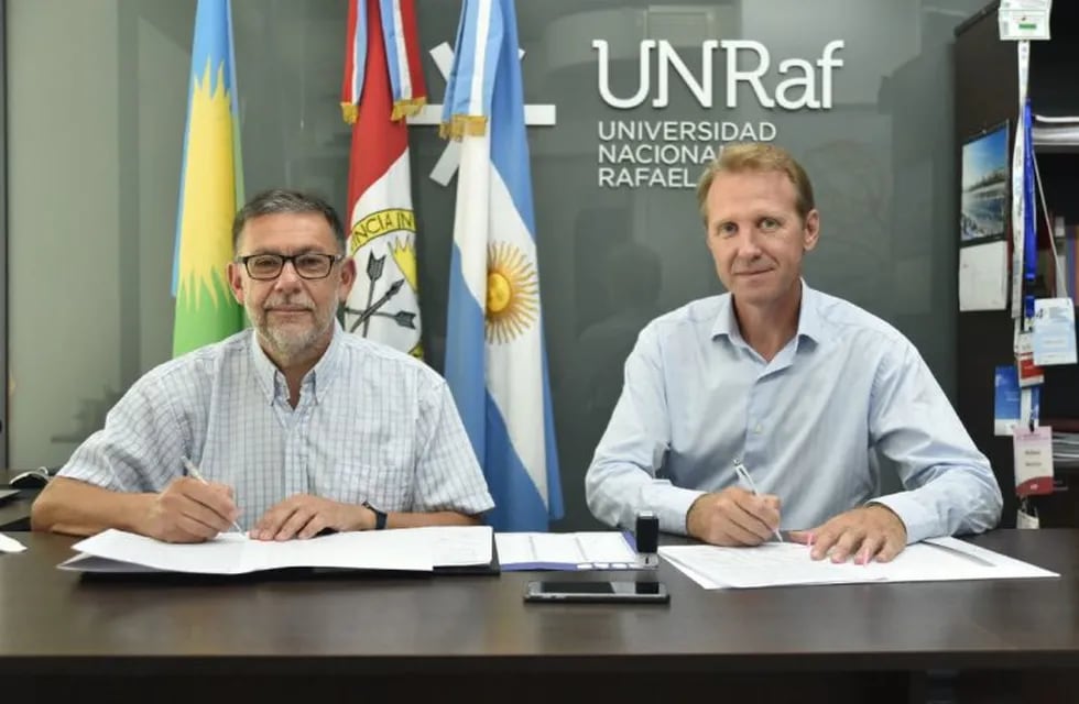 El rector de la Universidad Nacional de Rafaela, Rubén Ascúa y el intendente de Sunchales, Gonzalo Toselli (Prensa UNRaf)