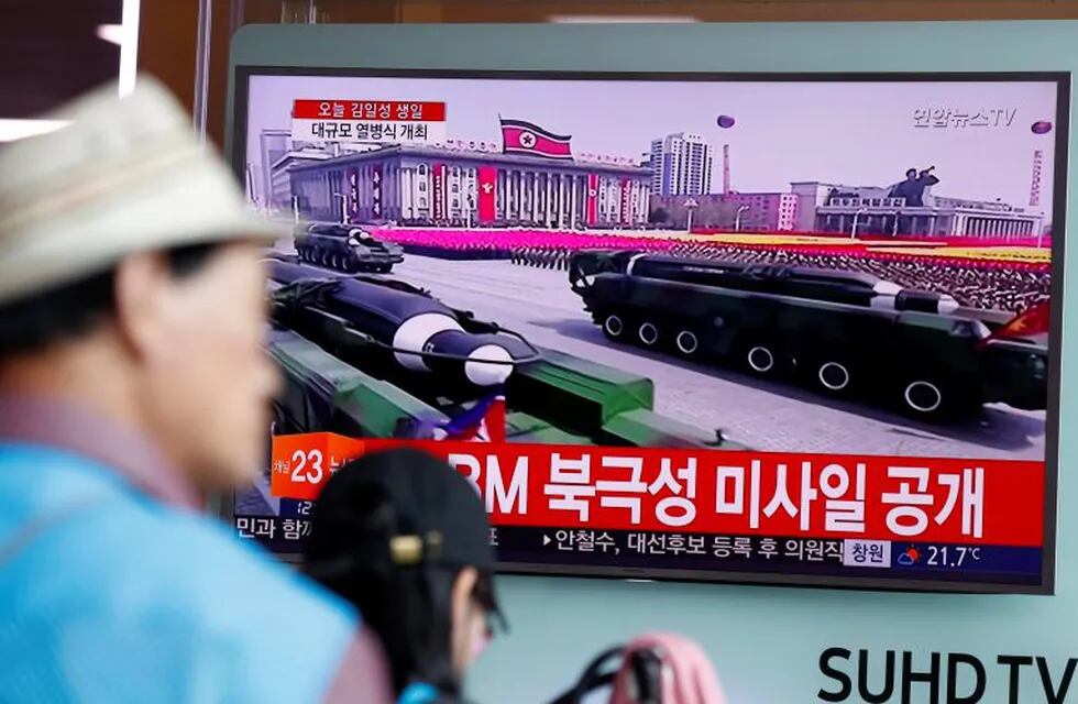 JHK01. Seoul (Korea, Republic Of), 15/04/2017.- South Koreans watch a North Korean special news report of a parade to mark the 105th anniversary of the birth of North Korea's founder Kim Il-Sung at the station in Seoul, South Korea, 15 April 2017. North K