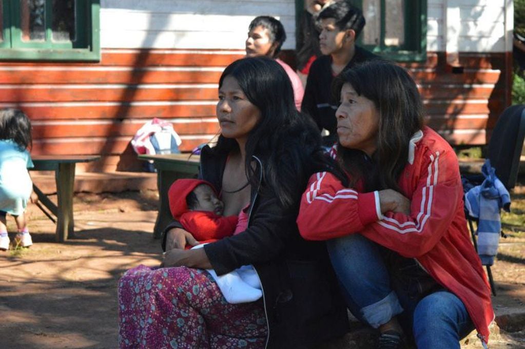 Las mamás mbyá guaraníes acompañando a sus hijos a la escuela. (MisionesOnline)