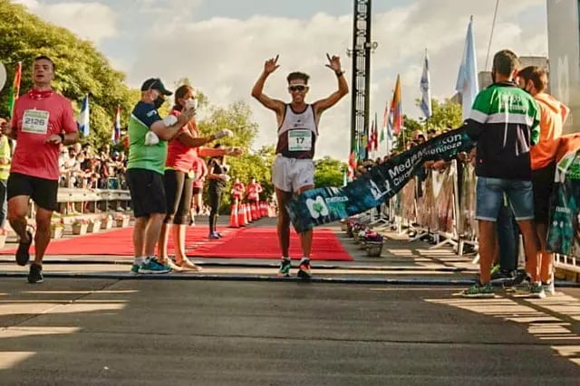 Antonio Poblete ganó la Maratón de Mendoza y le pidió matrimonio a su pareja