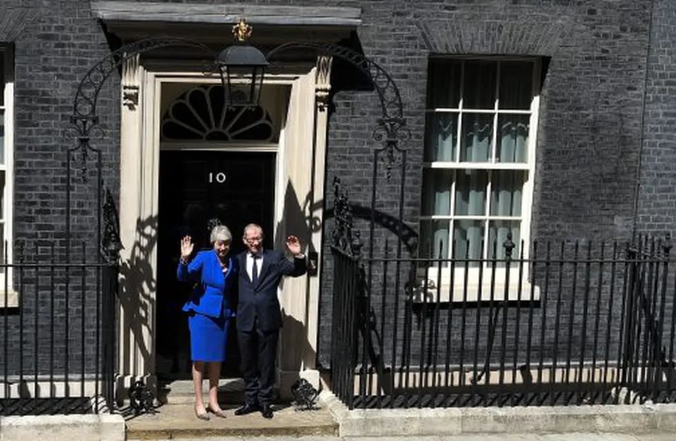 La primer ministra saliente Theresa May, y su esposo.