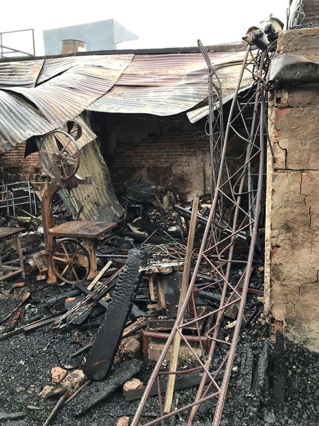 Abuelo perdió todo en el incendio de su carpintería. (Facebook)