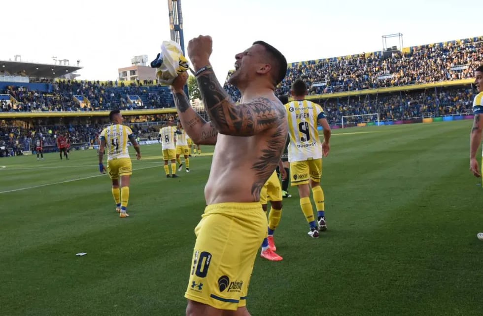 Emiliano Vecchio festejando el gol del triunfo canalla. (Prensa Rosario Central)