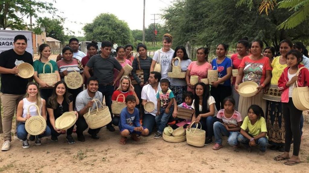 Visitaron la comunidad Pilagá de Campo del Cielo, donde la modelo fue recibida por las artesanas locales