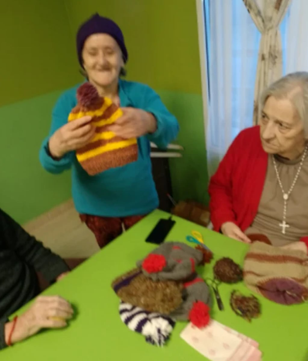 Abuelas de Comodoro Rivadavia tejen gorritos para pagarse sus propios cumpleaños.