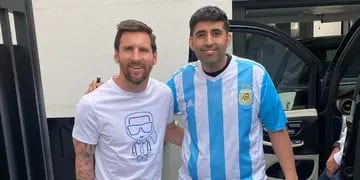 Lionel Messi recibió al peluquero Matías Rojas en la puerta de su casa.