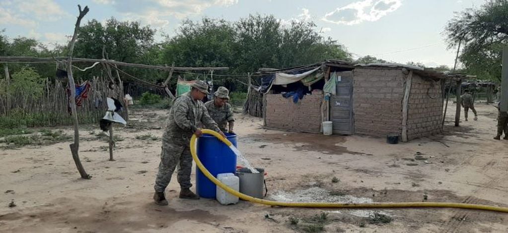 El ejército trabaja en el norte entregando agua a las comunidades wichís.