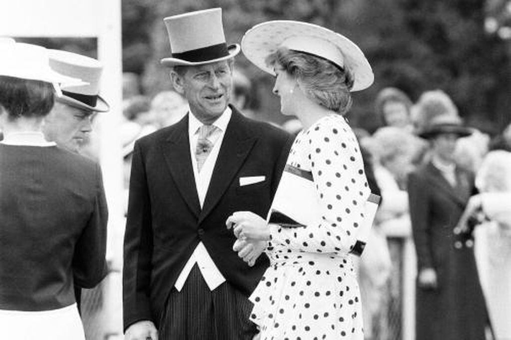 El Príncipe Felipe de Edimburgo conversando con Lady Di en un evento.