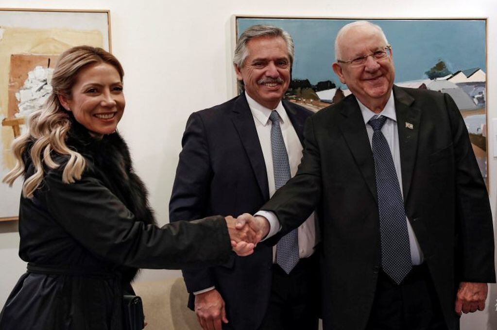 Alberto Fernández, su mujer Fabiola Yañez, y el presidente de Israel, Reuven Rivlin (Foto: Atef Safadi/EFE/EPA)