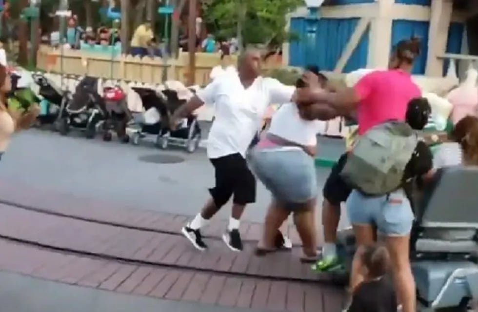 El video de la indignante y violenta pelea familiar en pleno Disneyland.