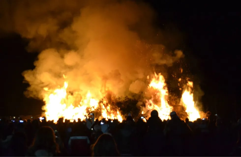 La fiesta con la fogata más grande de Córdoba ilumina la noche con un fuego que combate al frío.