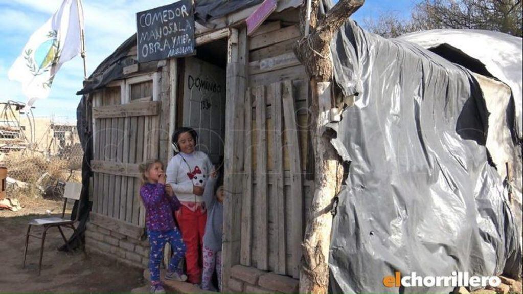 El comedor es un ranchito sostenido por maderas y cubierto de nylon. Foto: El Chorrillero.