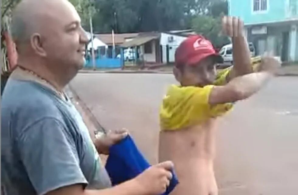 Un hombre obliga a desvestirse a un desamparado en Iguazú para que se ponga otra remera política. (Captura)