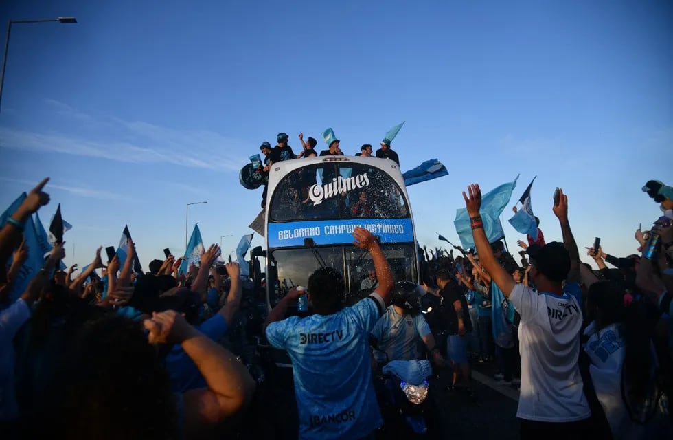 La impresionante caravana de Belgrano de la Circunvalación, con la vuelta olímpica y un marco tremendo.