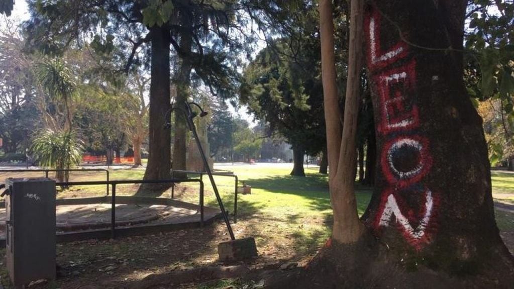 Los vecinos de La Plata se mostraron molestos por las pintadas en El Bosque (0221).