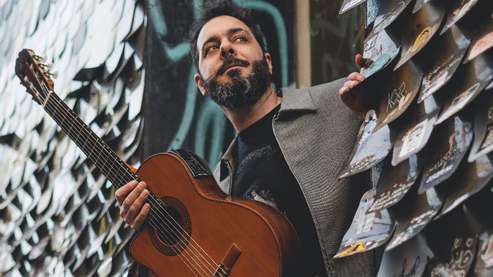Emanuel Bonaccorso, el cantautor mendocino, presentará su nuevo material discográfico en Buenos aires.