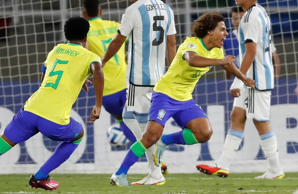 Guilherme Biro Mafra de Brasil celebra un gol.