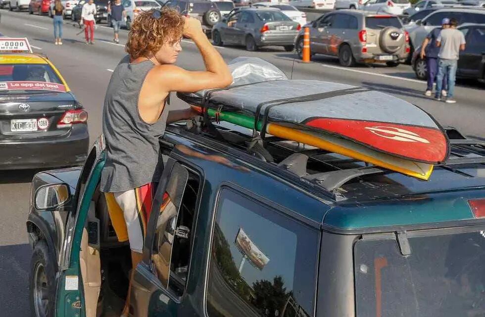El surfer se hizo viral en los primeros días de la cuarentena estricta.