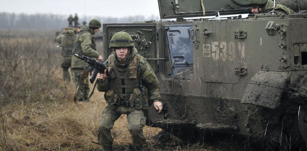 Ante la constante baja de soldados y la continuidad del conflicto, Rusia ve mermada a sus fuerzas militares. Foto: AP.