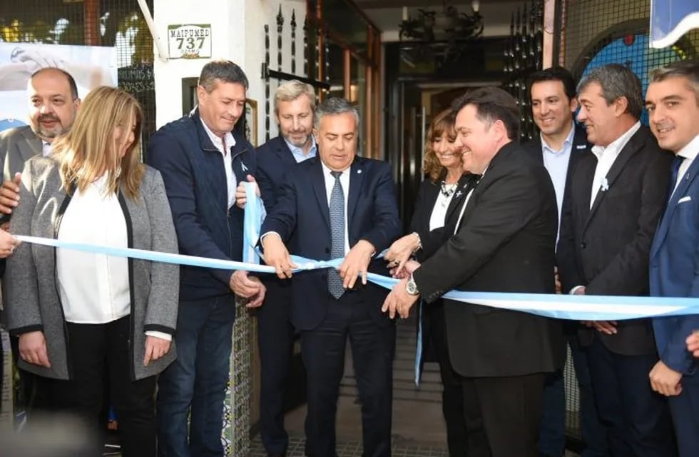 Cornejo y Frigerio inauguraron la primera clínica autosustentable del país.