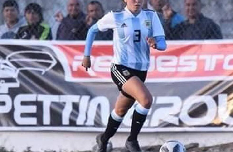 La formoseña Milagros Vargas en acción con la Selección femenina de fútbol.